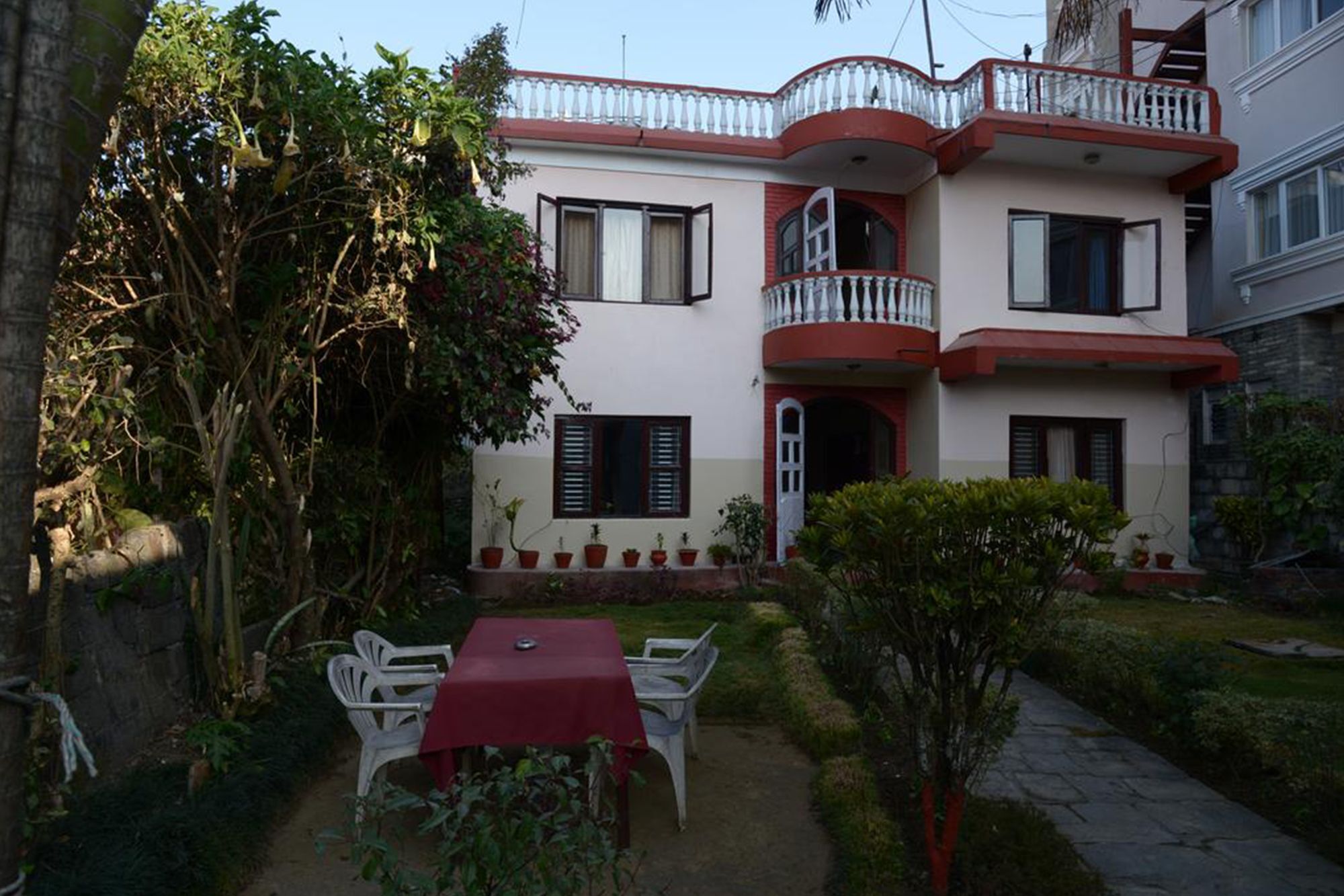 Nepali Cottage Guest House Покхара Екстер'єр фото